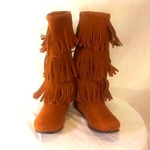 NWOT Minnetonka Chestnut Suede Three Layer Moccasin Boots.